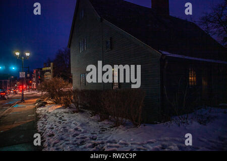 Historische Johnathan Corbin Haus als die Hexe House bekannt wegen seiner Verbindung zu den Hexenprozessen 1662-63 an einem regnerischen Tag ist es in Salem befindet, Stockfoto