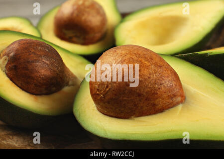 Avocado Früchte halbieren, Samen sichtbar, bis schließen Foto, zeigt Struktur auf braun Grube. Stockfoto