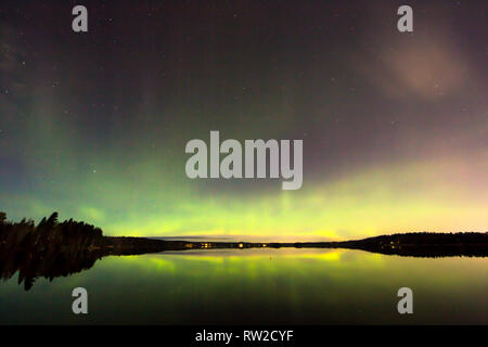 Spektakuläre Aurora Borealis, Northern lights über Lake Bodom, Espoo, Finnland, Nordeuropa Stockfoto