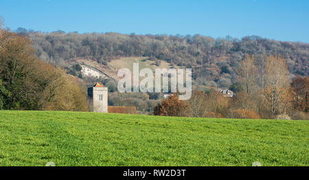 Trottiscliffe Kirche und die North Downs in der Nähe von Maidstone in Kent, England Stockfoto