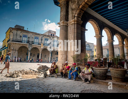 Handwerker machen Sie eine Pause vor der Mittagssonne und Wärme in Plaza Vieja, Havanna, der Hauptstadt von Kuba Stockfoto