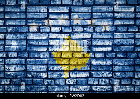 Flagge des Kosovo auf einem Stein Hintergrund. Konzept Bild für den Kosovo: Sprache, Menschen und Kultur. Stockfoto
