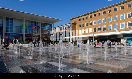 Neue Wasserbrunnen in Queens Square in Crawley, West Sussex, England, Großbritannien Stockfoto