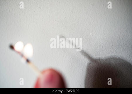 Feuer entsprechen nicht werfen einen Schatten. Spiel mit Licht und Schatten Experimentieren - optische Täuschung. Stockfoto