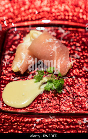 Angeordnet kleine Kugel: Frittierte europäischen Birne tempura mit Prosciutto di Parma Stockfoto