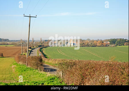 Ein Blick auf die A 149 Küste Straße zum Dorf Morston in North Norfolk von Blakeney, Norfolk, England, Vereinigtes Königreich, Europa. Stockfoto