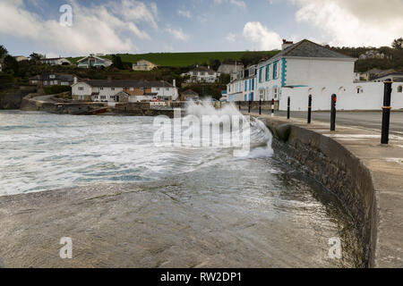 Editorial: Menschen & Logos. , Portmellon Mevagissey, Cornwall, UK. 03.03.2019. Großen swells trat herauf durch Sturm Freya Crash gegen das Meer die Abwehrkräfte. Stockfoto