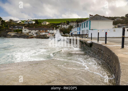 Editorial: Menschen & Logos. , Portmellon Mevagissey, Cornwall, UK. 03.03.2019. Großen swells trat herauf durch Sturm Freya Crash gegen das Meer die Abwehrkräfte. Stockfoto