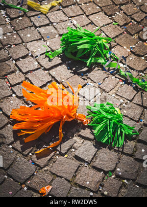 Bunte pon pon und Konfetti auf dem Bürgersteig nach Parade Feier Stockfoto