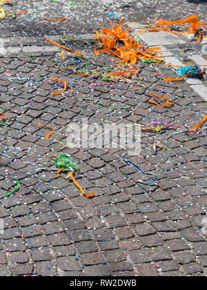 Bunte pon pon und Konfetti auf dem Bürgersteig nach Parade Feier Stockfoto