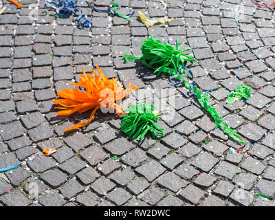 Bunte pon pon und Konfetti auf dem Bürgersteig nach Parade Feier Stockfoto