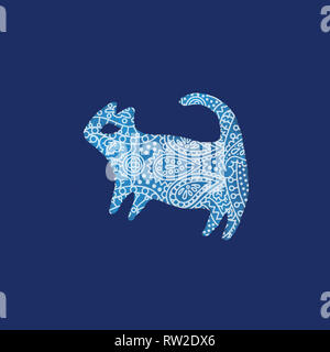 Paisley Muster abstrakte Katze in blau lackiert isoliert auf blauem Hintergrund Nordic design Stil minimal Tier sitzen Inder hand made Style illustratio Stockfoto