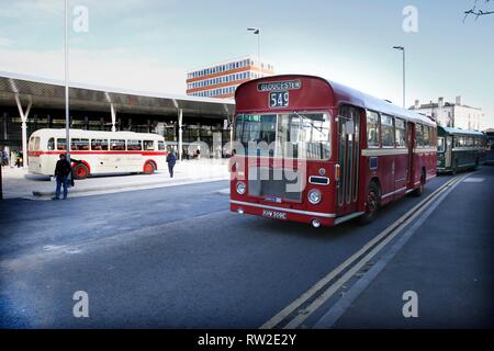 Eine kavalkade von 20 klassischen Busse fahren durch Gloucester City Center von den Docks zu öffnen, um die neue Gloucester Verkehrsknotenpunkt, ehemals Gloucester bu Stockfoto