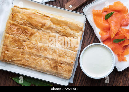 Lachs, Kuchen und frischen Käse (Blätterteig). Mit natürlichen Inhaltsstoffen. Home und rustikales Aussehen. Stockfoto