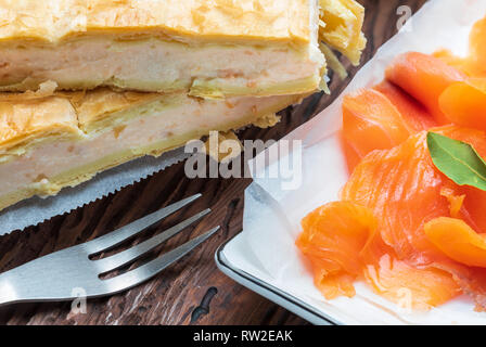 Lachs, Kuchen und frischen Käse (Blätterteig). Mit natürlichen Inhaltsstoffen. Home und rustikales Aussehen. Stockfoto
