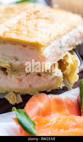 Lachs, Kuchen und frischen Käse (Blätterteig). Mit natürlichen Inhaltsstoffen. Home und rustikales Aussehen. Stockfoto