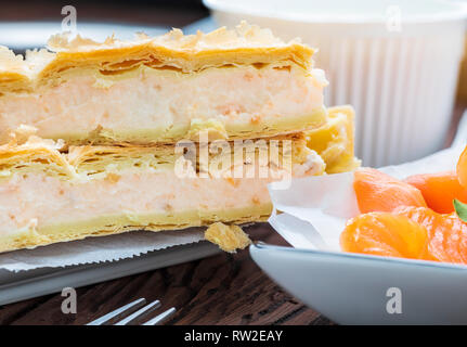 Lachs, Kuchen und frischen Käse (Blätterteig). Mit natürlichen Inhaltsstoffen. Home und rustikales Aussehen. Stockfoto