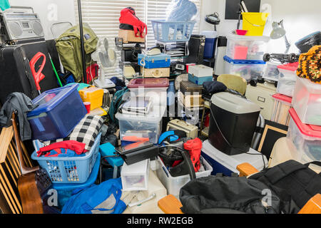 Vorratskäufer Zimmer mit gelagerten Kästen, Elektronik, Dateien, Geschäftsausstattung und Hausrat verpackt. Stockfoto