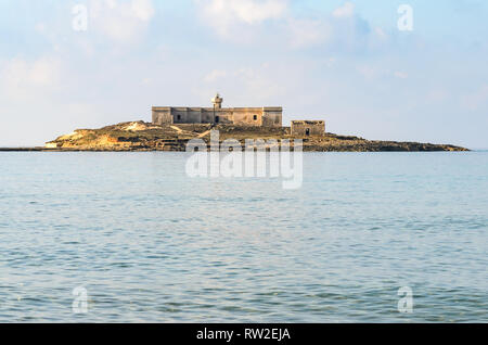 Schönen kristallklarem Wasser im Isola delle Correnti in der Nähe von Portopalo di Capo Passero, Syrakus, Sizilien, Italien. Ideale Frühlings Urlaubsziel. Stockfoto