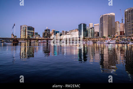 23. Dezember 2018, Sydney NSW Australien: Scenic Nacht Blick auf Sydney Darling Harbour mit Pyrmont Bridge und die Skyline Stockfoto