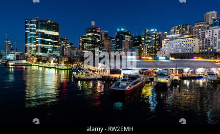 23. Dezember 2018, Sydney NSW Australien: Scenic Nacht Blick auf Sydney Darling Harbour mit King Street Wharf und Marina Stockfoto