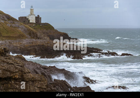 Blick auf den Leuchtturm auf mumbles von Armband Bay, Swansea, Großbritannien. Am 2. März 2019 getroffen Stockfoto