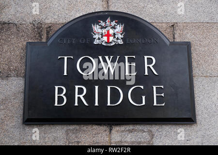 London, England - 28. Februar 2019: Das Schild für die Tower Bridge in London. Stockfoto