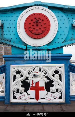 London, England - 28. Februar 2019: Die Wappen für die Stadt London auf der Tower Bridge Stockfoto