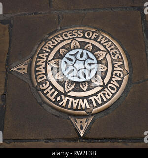 London, England - 28. Februar 2019: Bronze Markierung, die in den Gehweg für die Diana Princess of Wales Memorial Spaziergang im Park Kensington Gardens, London Stockfoto