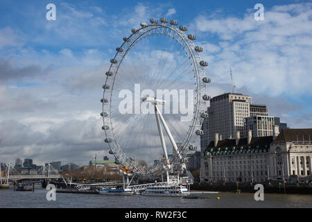 London, England - 28. Februar 2019: London Eye oder Millennium Wheel an der South Bank der Themse in London, England, Grossbritannien Stockfoto