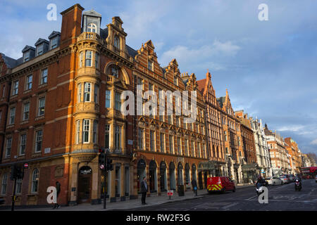 London, England - 28. Februar 2019: klassische Gebäude in der Wigmore Street im Westend im späten Sonnenlicht Stockfoto