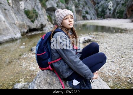 Kind allein wandern sitzen in der Nähe eines Bergsees ruhen auf der Spur Stockfoto