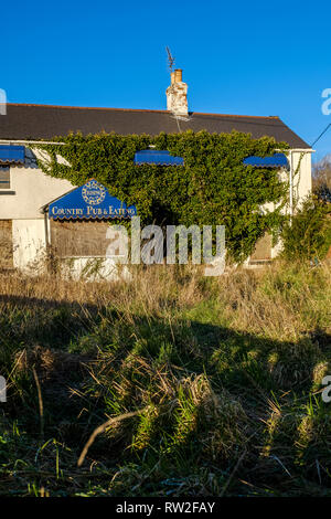 Verlassenen BAUFÄLLIGEN PUBLIC HOUSE IN Gloucestershire England Großbritannien mit Efeu bewachsen. Stockfoto