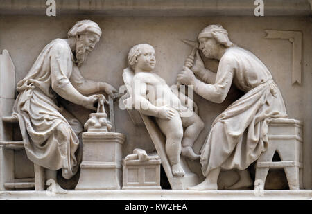 Detail der Bildhauer und Architekten bei der Arbeit, bas-relief von Nanni di Banco, in Orsanmichele Kirche in Florenz, Toskana, Italien Stockfoto