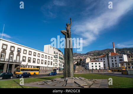 Autonomie Denkmal auf der Praça da Autonomia, Funchal, Madeira, Portugal, Europa | Autonomie Denkmal am Praca Da Autonomia, Funchal, Madeira, Portug Stockfoto