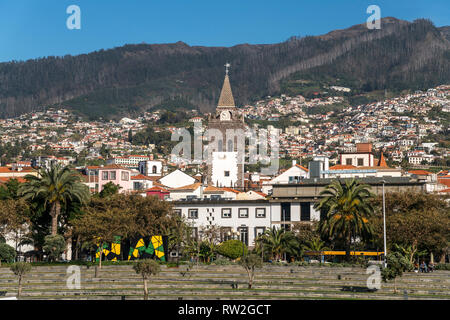 Stadtansicht mit Kathedrale Se, Funchal, Madeira, Portugal, Europa | Blick auf die Stadt mit Kathedrale Se, Funchal, Madeira, Portugal, Europa Stockfoto