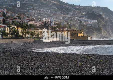 Strand Praia de Sao Tiago, die Festung Forte de Sao Tiago und die Kirche Igreja do Socorro, Funchal, Madeira, Portugal, Europa | Stadt Strand Praia de Sao Stockfoto