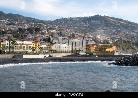 Strand Praia de Sao Tiago, die Festung Forte de Sao Tiago und die Kirche Igreja do Socorro, Funchal, Madeira, Portugal, Europa | Stadt Strand Praia de Sao Stockfoto