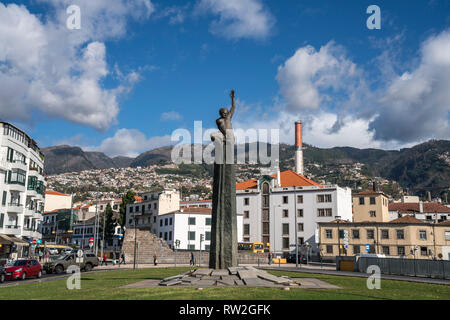 Autonomie Denkmal auf der Praça da Autonomia, Funchal, Madeira, Portugal, Europa | Autonomie Denkmal am Praca Da Autonomia, Funchal, Madeira, Portug Stockfoto