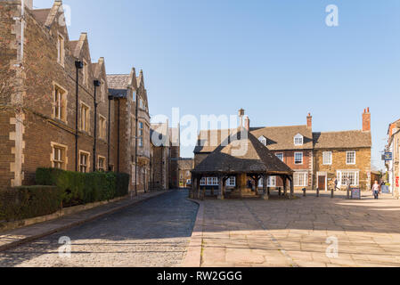 Die Butter Kreuz auf dem Marktplatz in Oakham, der Hauptstadt der Grafschaft Rutland in den East Midlands Stockfoto