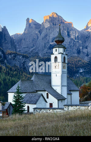 San Vigilio Kirche, Colfosco, Corvara, Dolomiten, Süden Tyroll, Italien. Blick auf die Sella Massiv Stockfoto