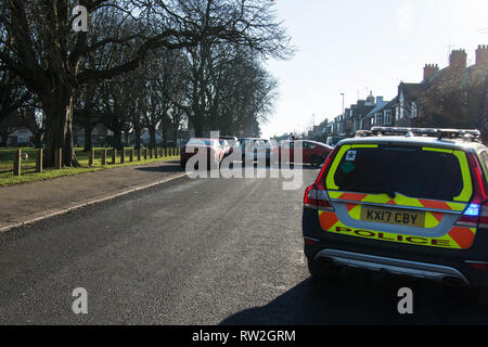 Polizei Autounfall Abington Park Northampton UK Crash Polizist Polizisten Northampton Park Avenue Straßenbäume schlagen Run Häuser Straße Wetter kalt Stockfoto