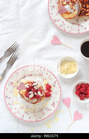 Frühstück flach mit Pfannkuchen Platten auf einem weißen Bettlaken Tisch Stockfoto