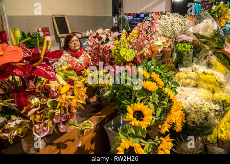 Verkäuferin mit Blumen in der Markthalle Mercado dos Lavradores in Funchal, Madeira, Portugal, Europa | Vertrieb Frau mit Blumen an die Halle Stockfoto