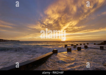 Ersten Licht des Tages über einen Felsen Pool in Bronte Beach, Sydney, Australien Stockfoto