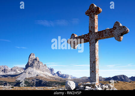 WW 1 memorial Cross auf dem Monte Piana, Dolomiten, Misurina, Venetien, Italien. Mit Tre Cime di Laverado im Hintergrund Stockfoto