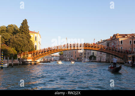 Touristen auf der Accademia Brücke über den Canal Grande bei Sonnenuntergang Anschluss von San Marco und Castello, Venedig, Venetien, Italien. Gondel Stockfoto