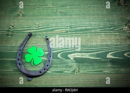 St. Patricks Day, Glücksbringer auf grünem Holz- Hintergrund Stockfoto