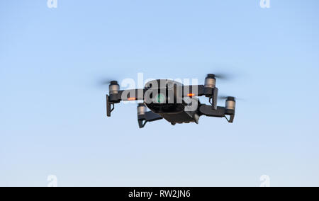 Drone schließen in den Himmel Stockfoto