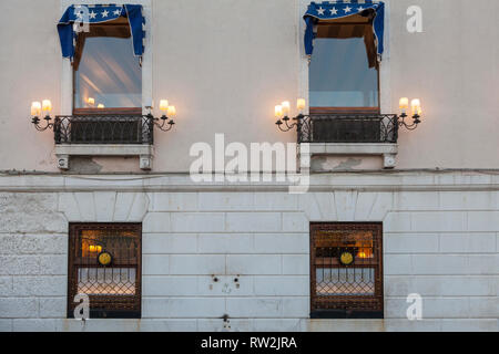 Die Außenseite des Harry's Bar mit Lampen beleuchtet bei Nacht, San Marco, Venedig, Venetien, Italien. Signage in Windows Stockfoto